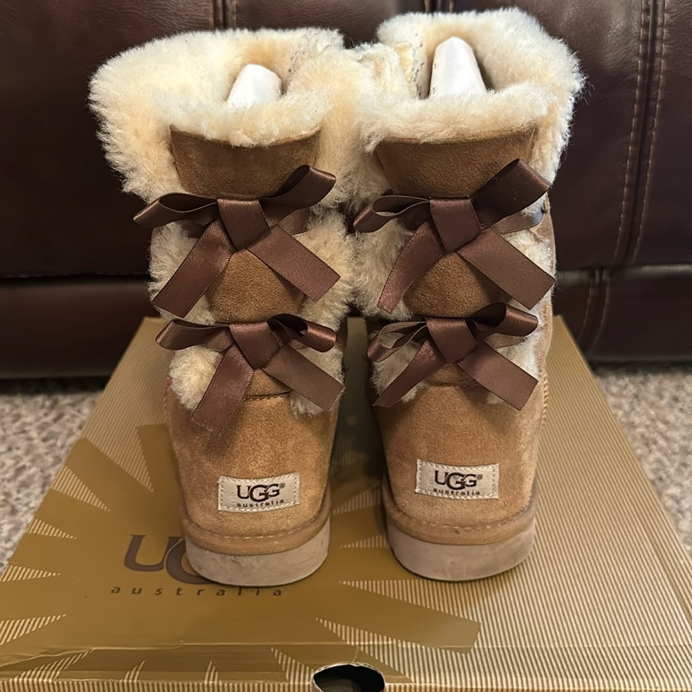 Ugg Boot with Bailey Bow; Color: Chestnut; Women’s size 11
